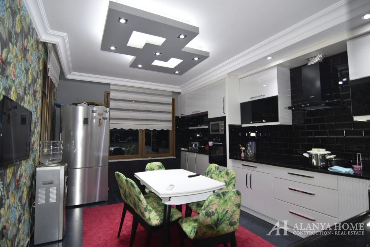 Große Wohnung 4 + 1 in Cikcilli Kaleshehir Alanya