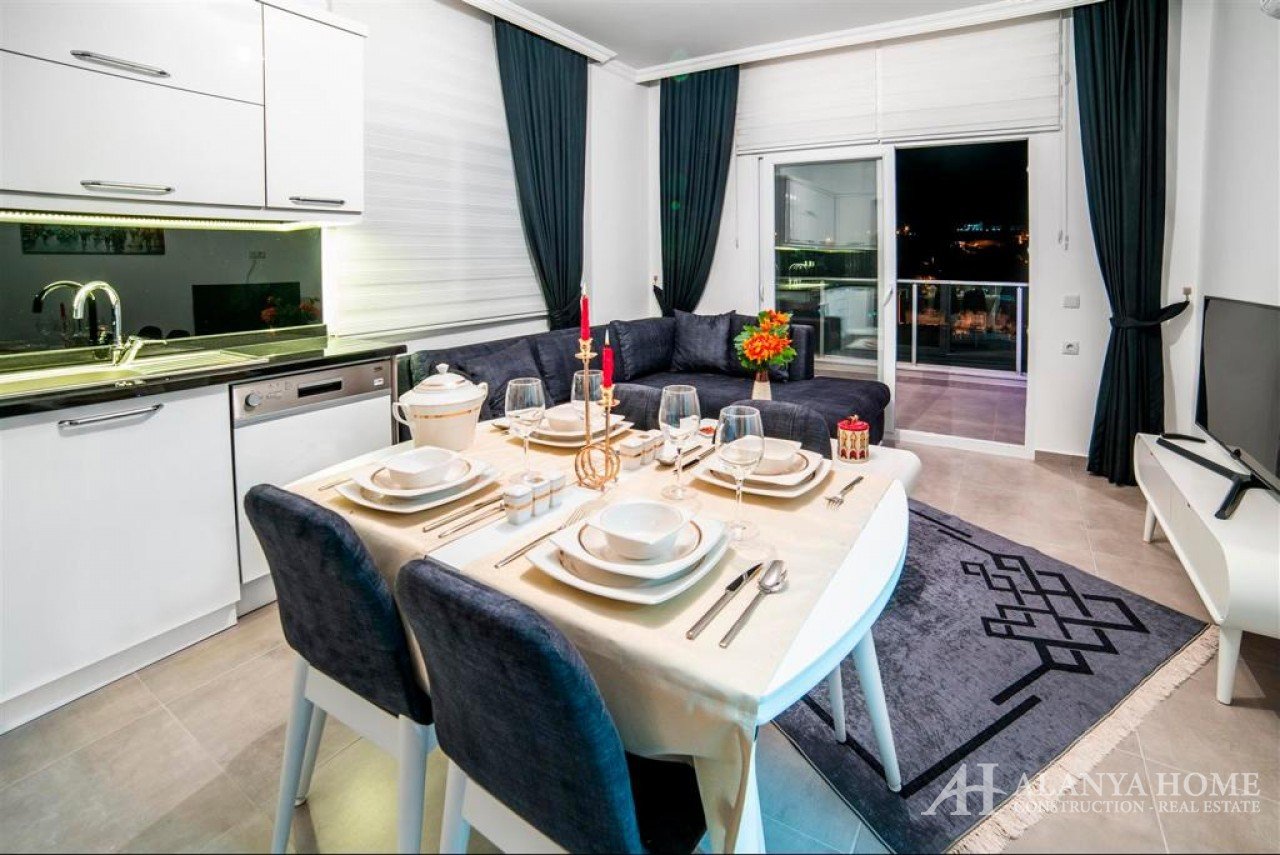 Фото купить продать недорогую двухкомнатную квартиру недвижимость 1+1 c просторной кухней Алания Хоу