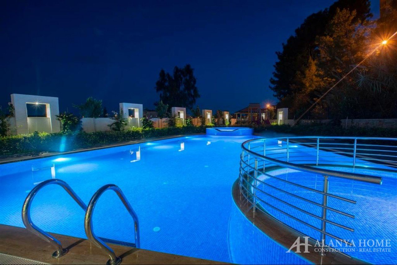 Фото купить продать недорогую квартиру недвижимость в доме жилом комплексе с открытым бассейном Алан