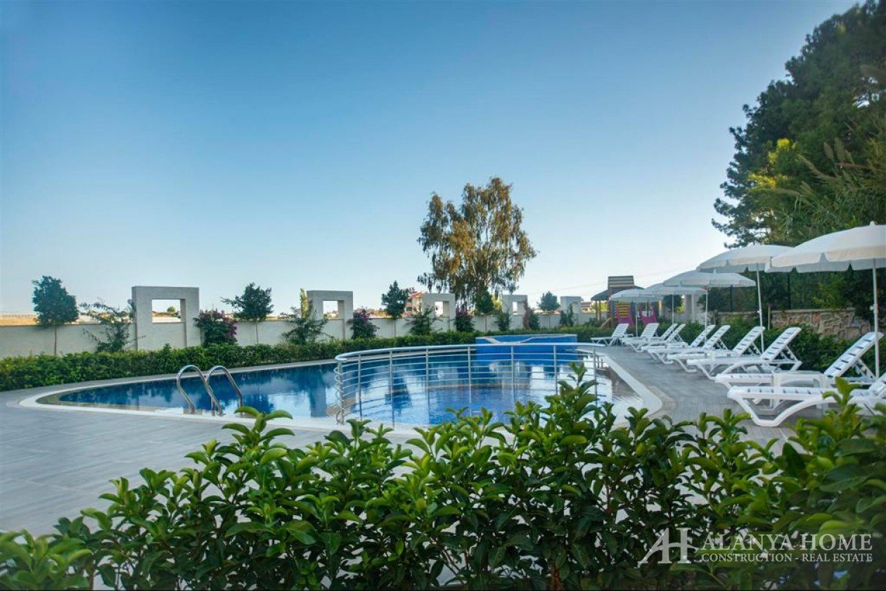 Фото купить продать недорогую квартиру недвижимость в доме жилом комплексе с открытым бассейном Алан