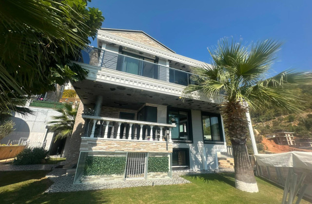 Tepe’de Havuzlu 4+1 Atamel Müstakil Villa