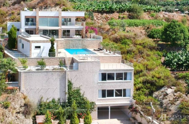 4+1 Furnished Villa with Guest House in Mahmutlar