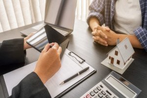 Die Zusammenarbeit mit einem Immobilienbüro beim Verkauf von Immobilien bietet einige Vorteile