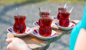 از تجربه چای ترکی لذت ببرید و طعم بی نظیر و تاثیر آن بر فرهنگ ترکیه را کشف کنید