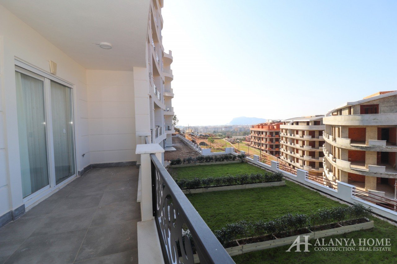 Фото покупка продажа недорогая двухкомнатная квартира 1+1 c большим застекленным балконом Алания Хоу